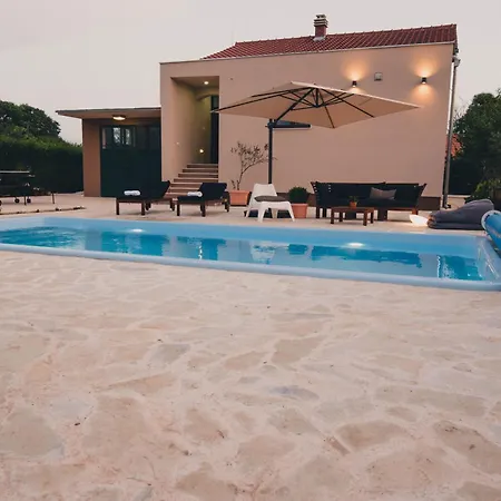 Cozy Country With Heated Outdoor Pool Holiday home *