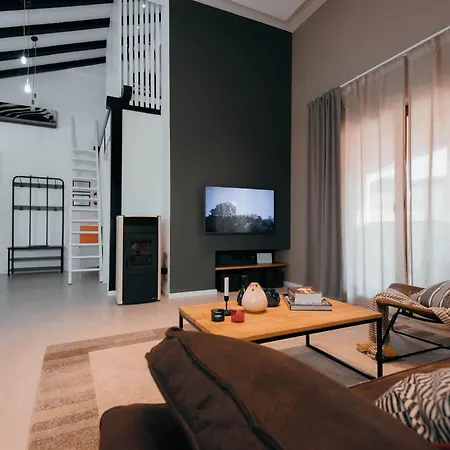 Cozy Country With Heated Outdoor Pool Vakantiehuis