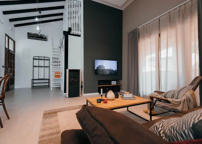 Cozy Country With Heated Outdoor Pool Ferienhaus