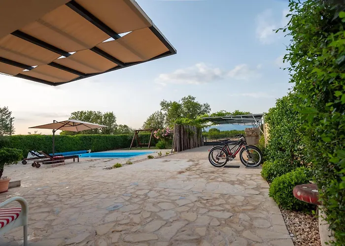 Cozy Country With Heated Outdoor Pool Ferienhaus